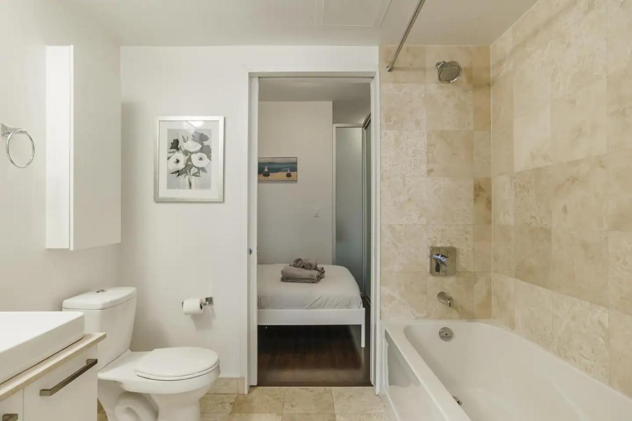 Luxury 2-Bedroom Condo Parking, View Of Cn Tower Toronto Kültér fotó