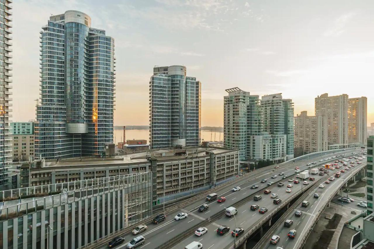 Luxury 2-Bedroom Condo Parking, View Of Cn Tower Toronto Kültér fotó
