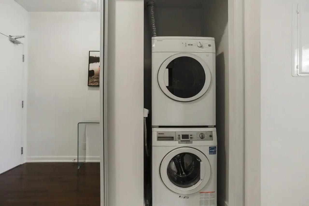 Luxury 2-Bedroom Condo Parking, View Of Cn Tower Toronto Kültér fotó